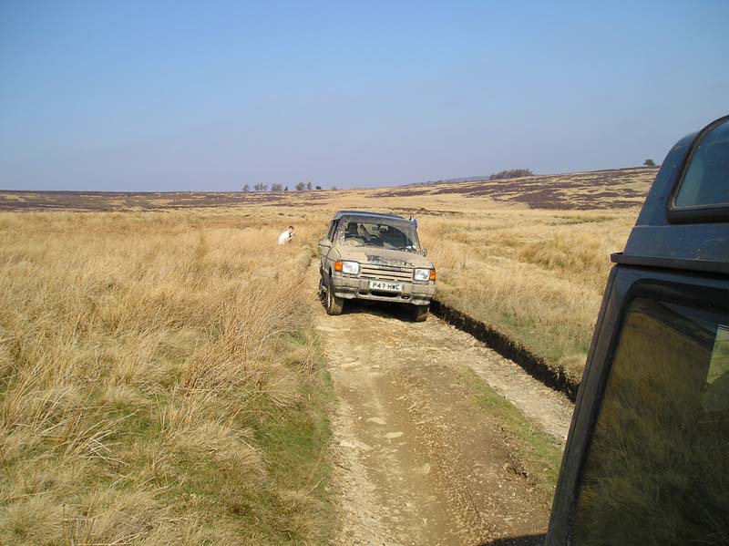 Discovery 1 on dirt track in Wales