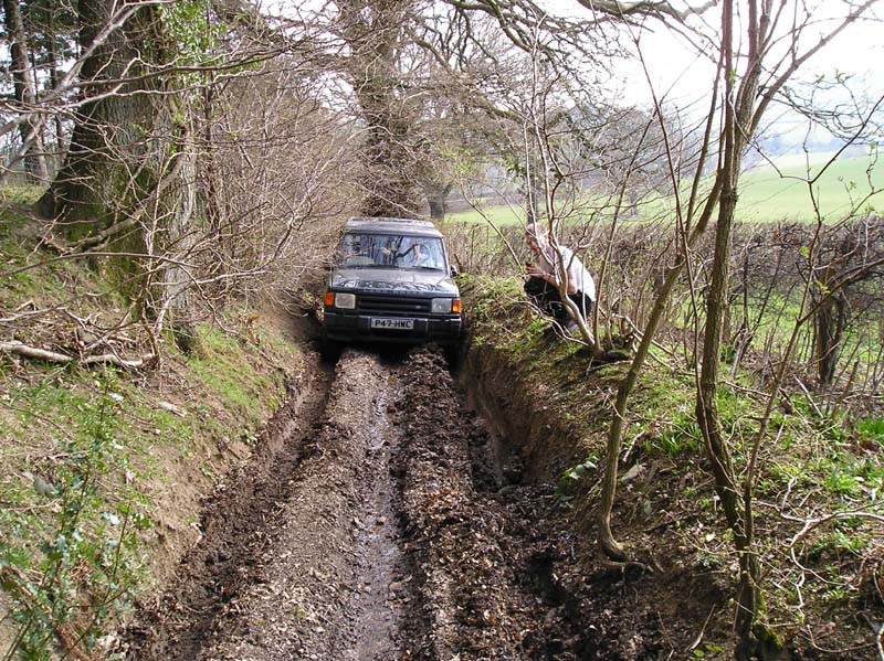 Discovery 1 300 Tdi travelling a green lane