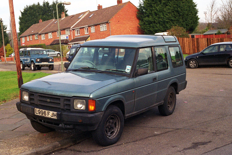 Blue Land Rover Discovery 1 3 door 200 Tdi parked at side of road